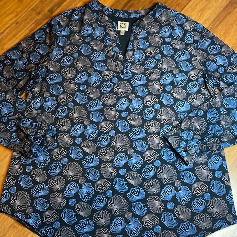 Anne Klein Size L Vneck Blouse